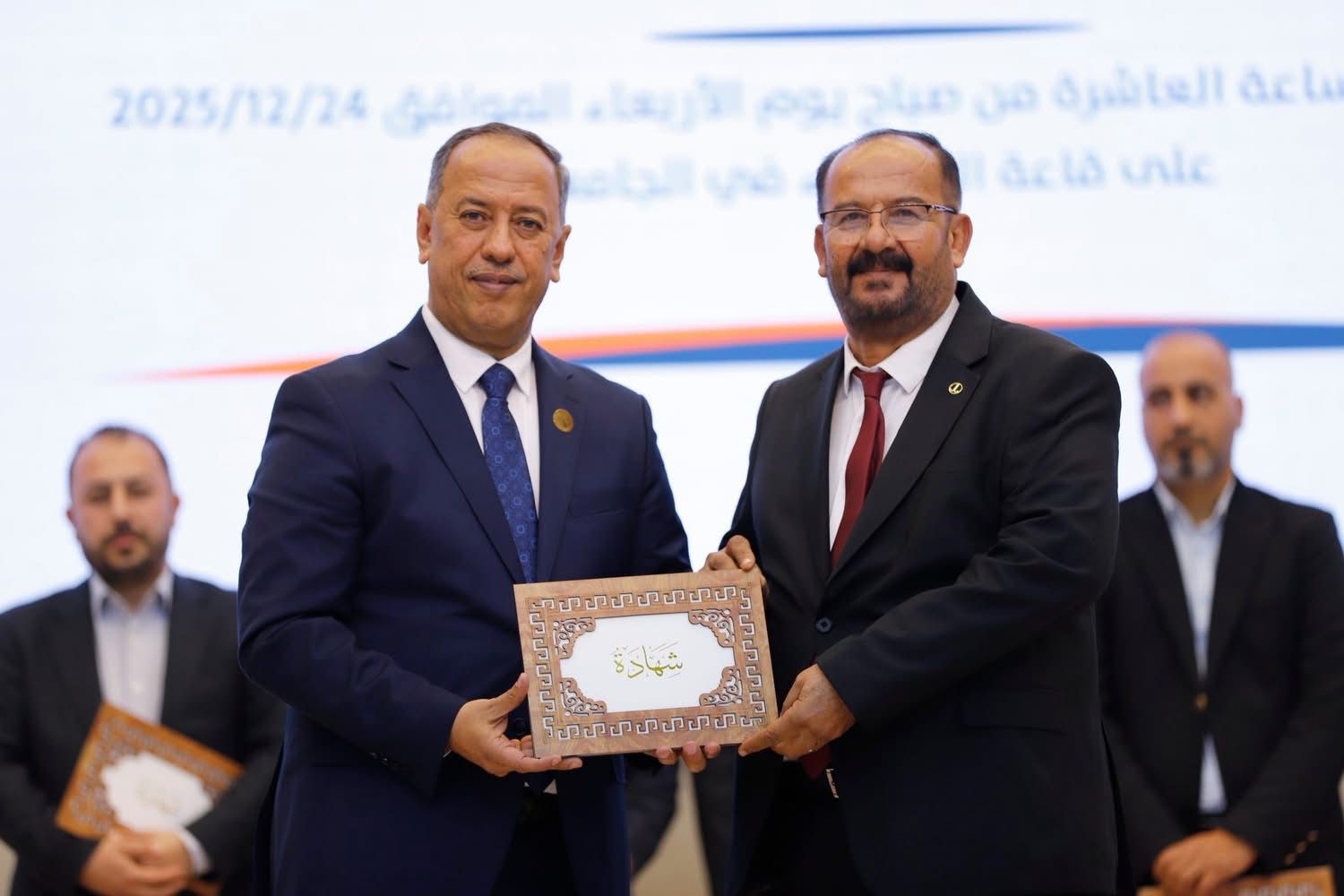 تكريم موظف على ملاك كلية الهندسة بشهادة الموظف المتميز