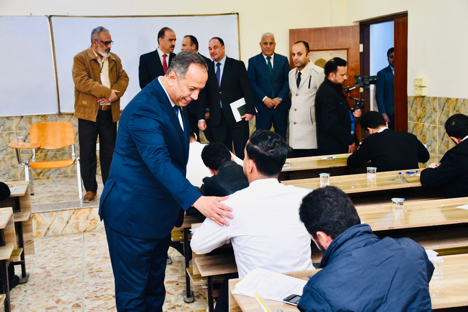 جولة تفقدية للسيد رئيس جامعة الأنبار لمتابعة سير الامتحانات النهائية في كلية الهندسة
