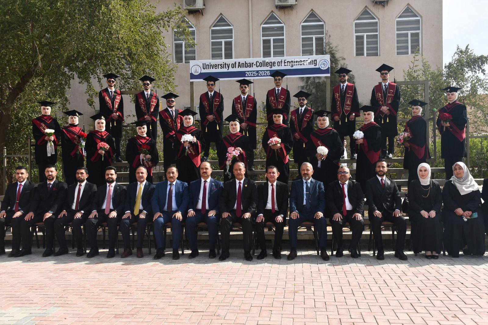 رئيس جامعة الأنبار يشارك طلبة قسم الهندسة والكيميائية البتروكيميائية فرحتهم بالتخرج