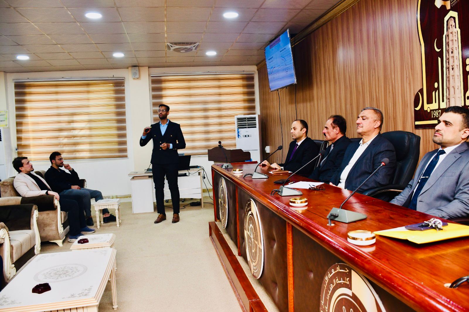 حلقة نقاشية ( سيمنار) لطلبة الدراسات العليا في قسم الهندسة المدنية