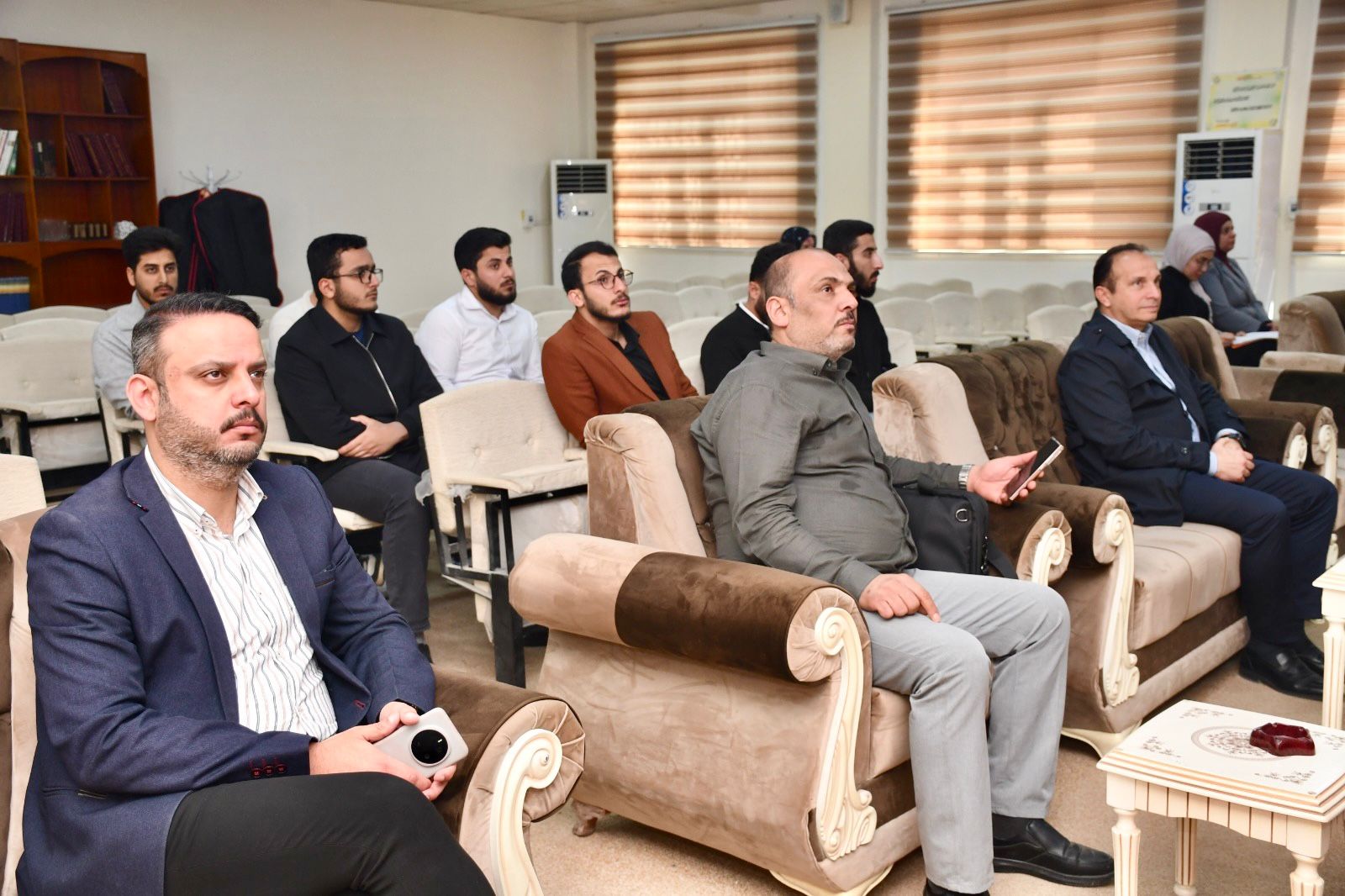 ‏حلقة نقاشية ( سيمنار) لطلبة الدراسات العليا في قسم الهندسة المدنية