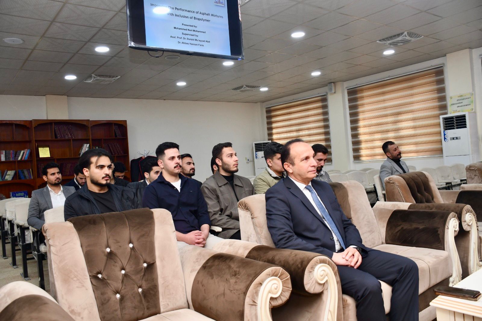 حلقة نقاشية (سيمنار) لطلبة الدراسات العليا في قسم الهندسة المدنية