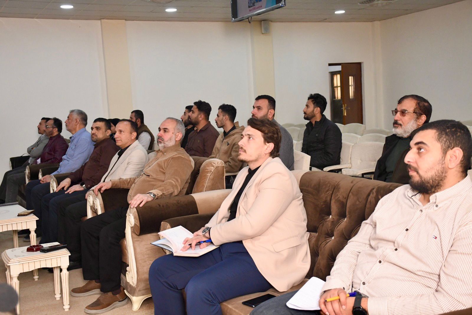 دورة علمية بعنوان (التصوير بالمجهر الإلكتروني واستخداماته في الخرسانة)