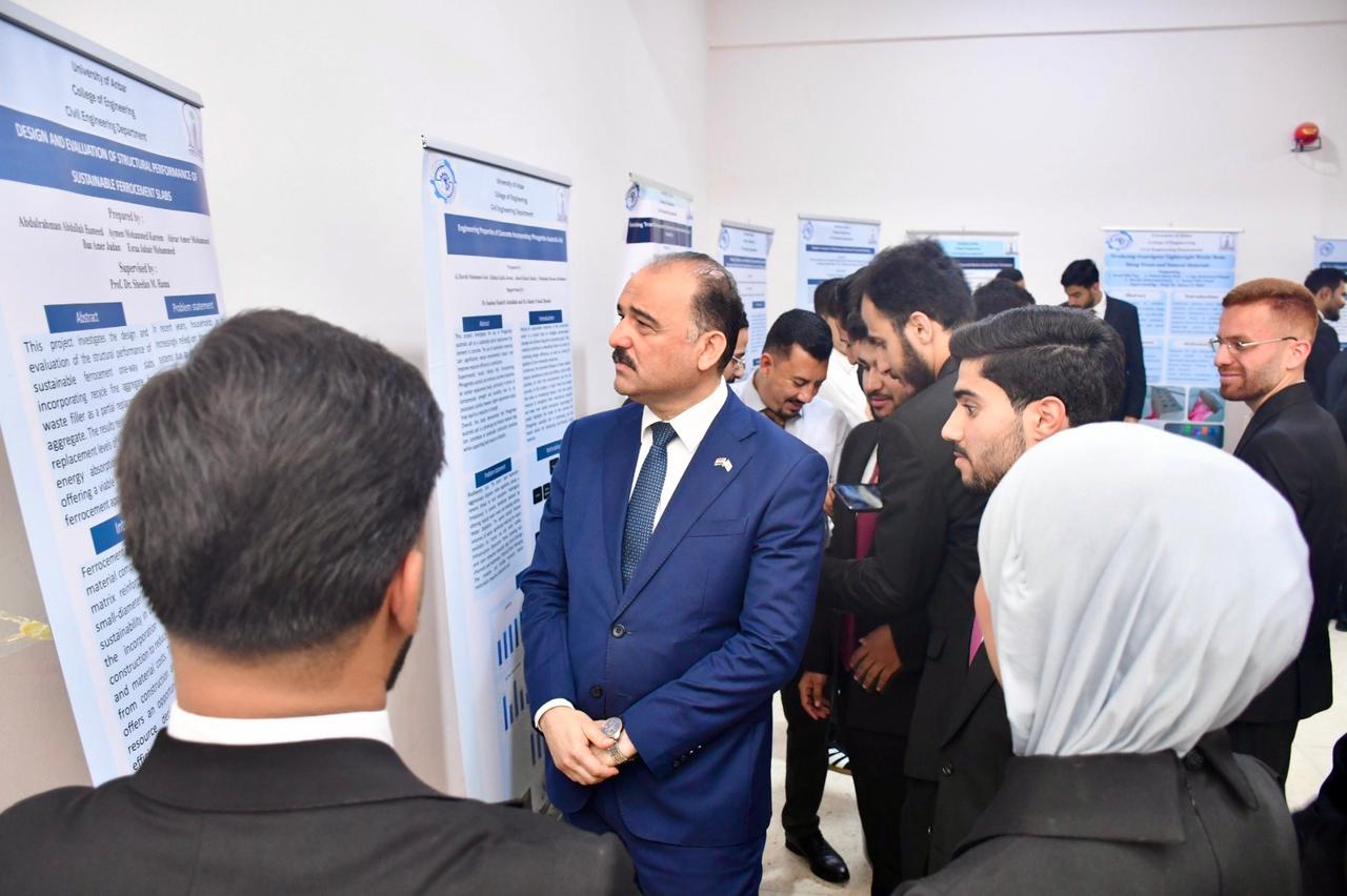 Le doyen de la faculté d'ingénierie inaugure l'exposition de posters des projets de fin d'études des étudiants des départements scientifiques